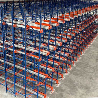 Quais são os recursos de segurança do sistema de estantes com transporte bidi...